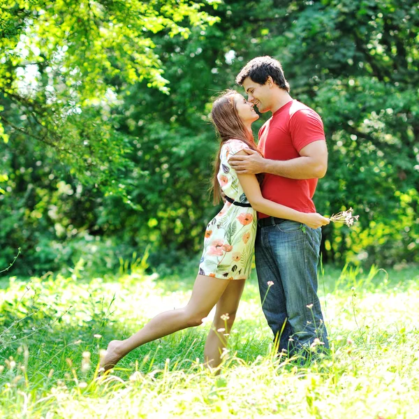 Pareja enamorada al aire libre —  Fotos de Stock