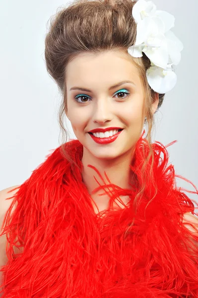 Gros plan portrait du modèle féminin avec rouge à lèvres rouge et propre sk — Photo