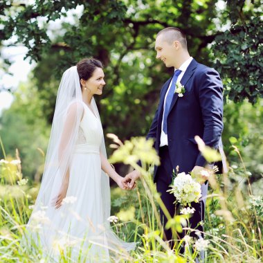 Gelin ve damat yaz güneşli günde - portre 