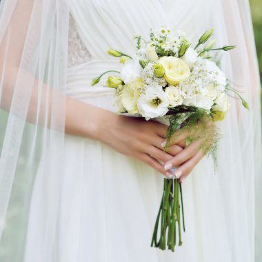 Düğün buketi ellerinde.