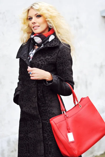 Jolie jeune femme avec sac portrait en plein air — Photo