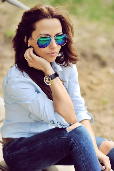 Mujer elegante retrato de moda al aire libre — Foto de Stock