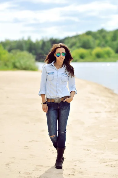 Retrato de longitud completa de la mujer elegante caminando en una playa —  Fotos de Stock