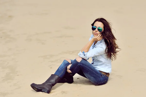 Portrait de mode d'une belle jeune femme en plein air — Photo