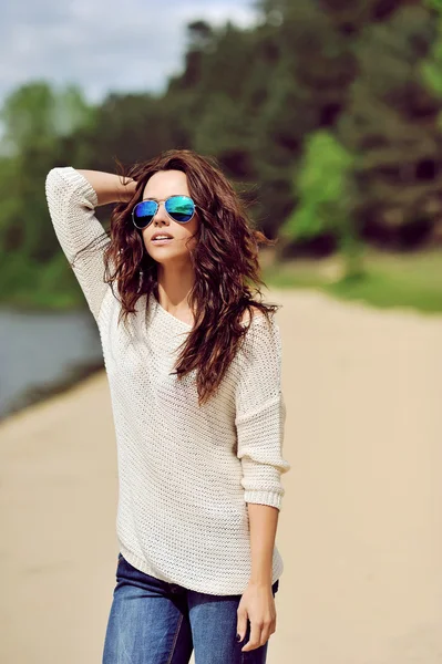 Mujer con gafas de sol. Retrato de moda al aire libre —  Fotos de Stock