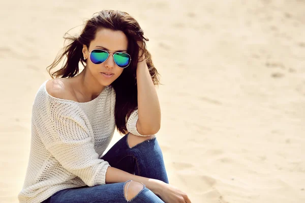 Retrato de moda de una hermosa joven al aire libre —  Fotos de Stock