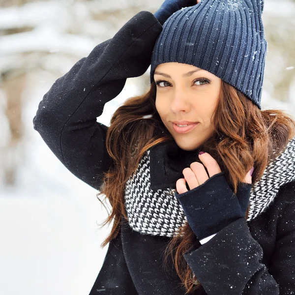 Kışın - açık portre çekici genç gülümseyen kadın — Stok fotoğraf