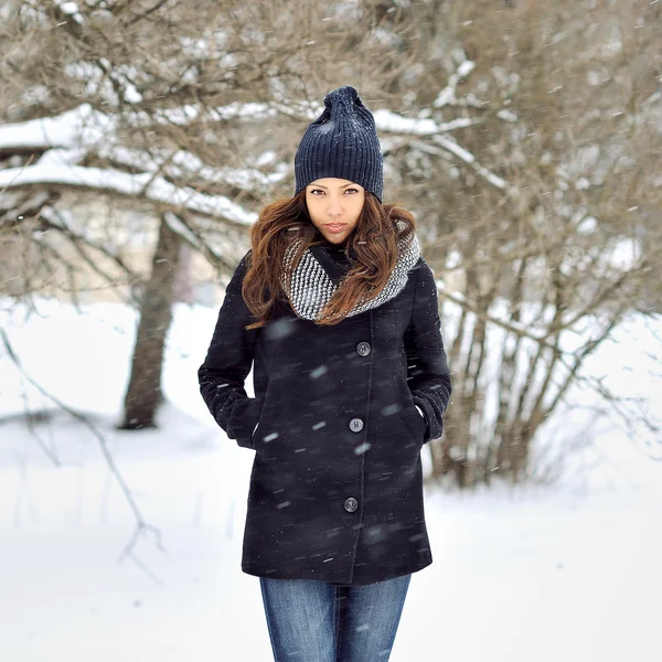 Atraktivní mladá žena ve winter parku — Stock fotografie