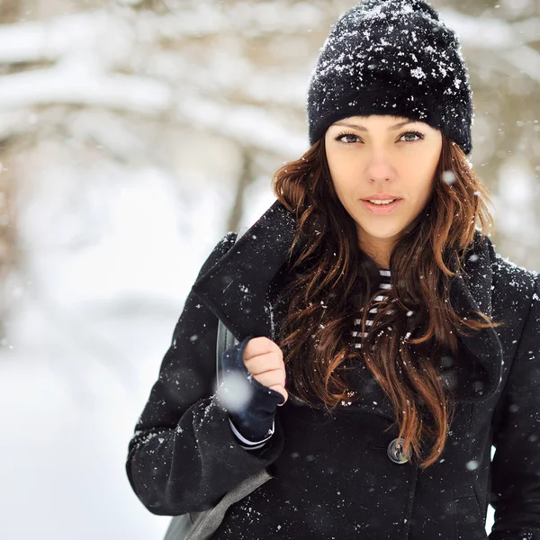 Ritratto esterno di bella donna in inverno — Foto Stock