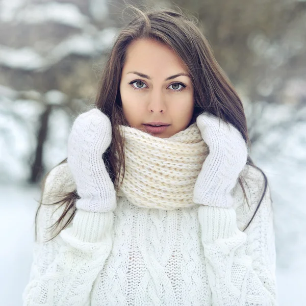 Closeup portrait of a beautiful girl in a winter park — Stock Photo, Image