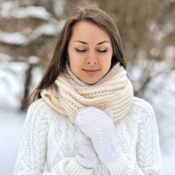 Vacker flicka med ögonen stängda i en winter park — Stockfoto