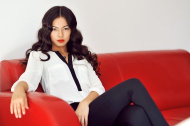 Evde kırmızı kanepede oturan kız moda 