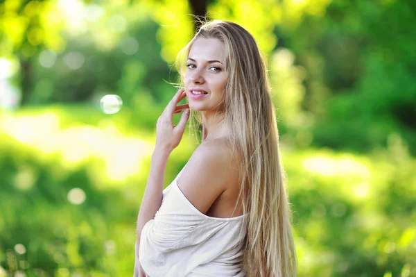 Beautiful smiling girl — Stock Photo, Image