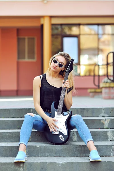 Sexy blonde woman with electric guitar — Stock Photo, Image