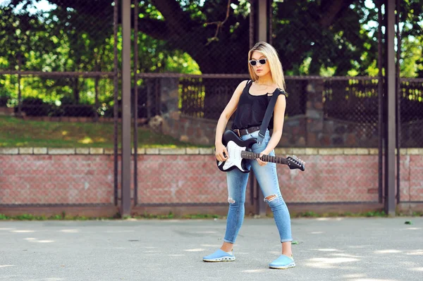 Hermosa chica hipster en gafas de sol con guitarra eléctrica —  Fotos de Stock