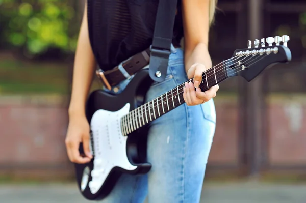 Dívka s elektrickou kytaru - detail — Stock fotografie