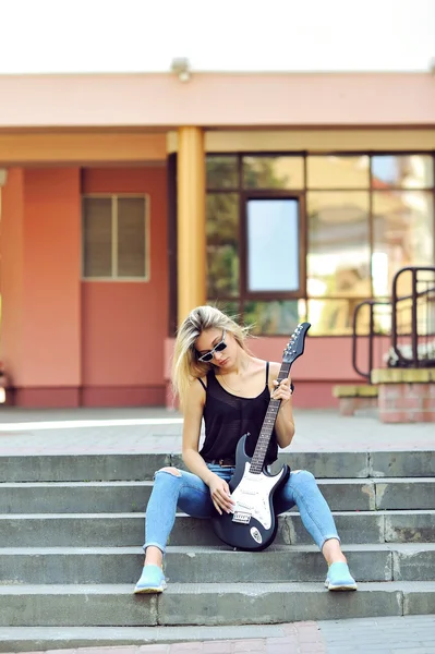 Mujer rubia sexy con guitarra eléctrica — Foto de Stock