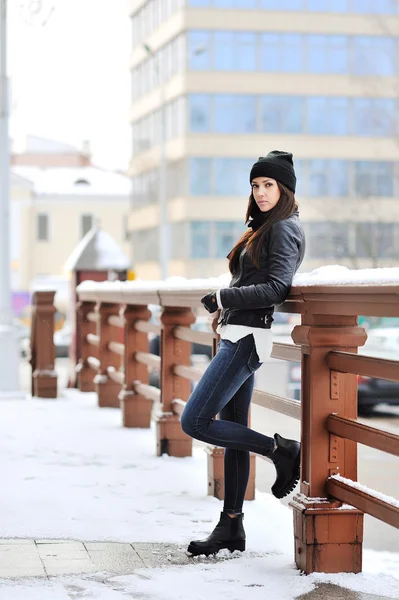 Модный портрет привлекательной молодой женщины зимой — стоковое фото