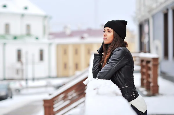 Jeune femme en plein air hivernal — Photo