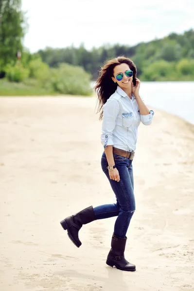 Hermosa joven feliz mujer sonriendo — Foto de Stock