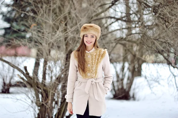 Vacker ung kvinna i en kall vinterdag — Stockfoto