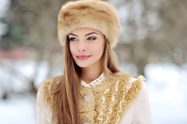 Jonge vrouw in de winter — Stockfoto