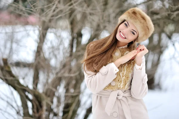 Красивый зимний портрет молодой улыбающейся женщины на открытом воздухе — стоковое фото