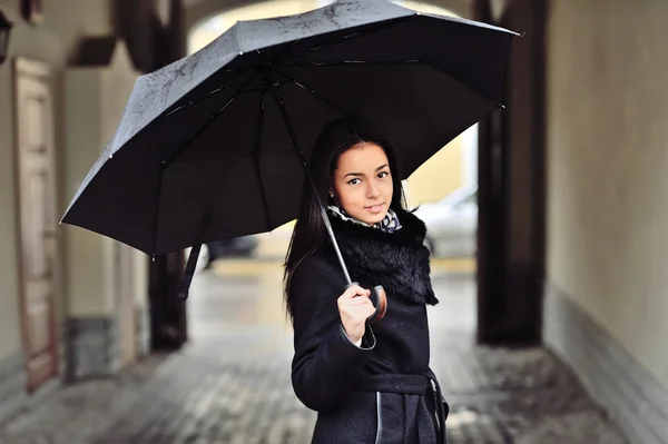 Hübsche junge Frau mit Regenschirm — Stockfoto