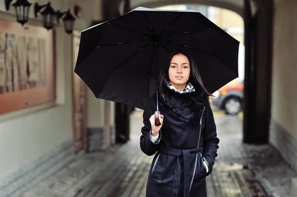 Piękna kobieta z parasolem w deszczowa pogoda — Zdjęcie stockowe