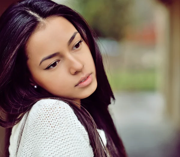 Bella ragazza triste ritratto all'aperto — Foto Stock