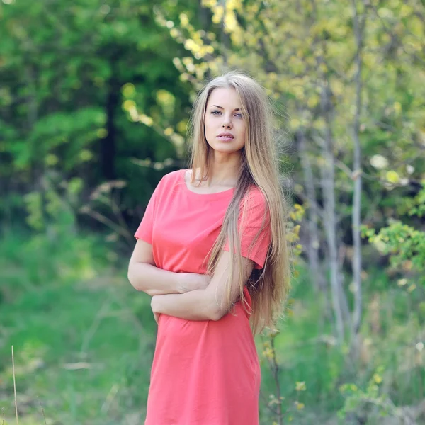 Krásná mladá žena na venkovní portrét slunečný den — Stock fotografie