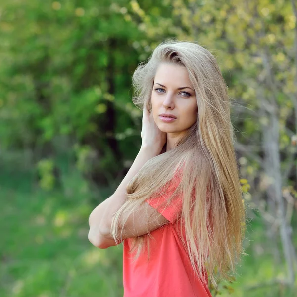 Beautiful blonde woman outdoor portrait — Stock Photo, Image