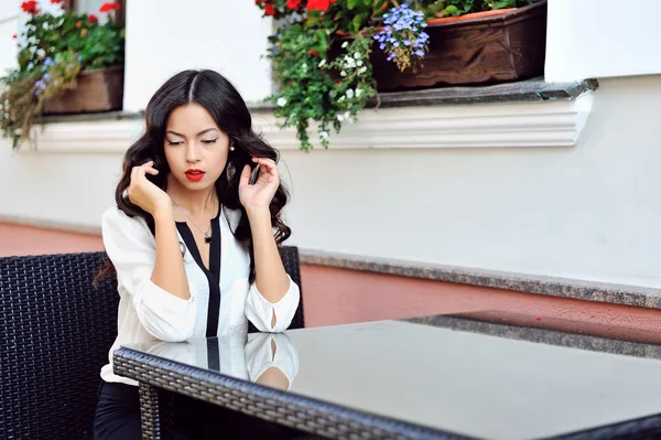 Beautiful young brunette outdoor fashion portrait — Stock Photo, Image