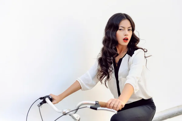 Sexy jonge vrouw op een fiets — Stockfoto