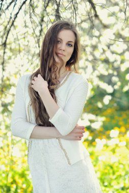 Güzel genç kız bahar Parkı 