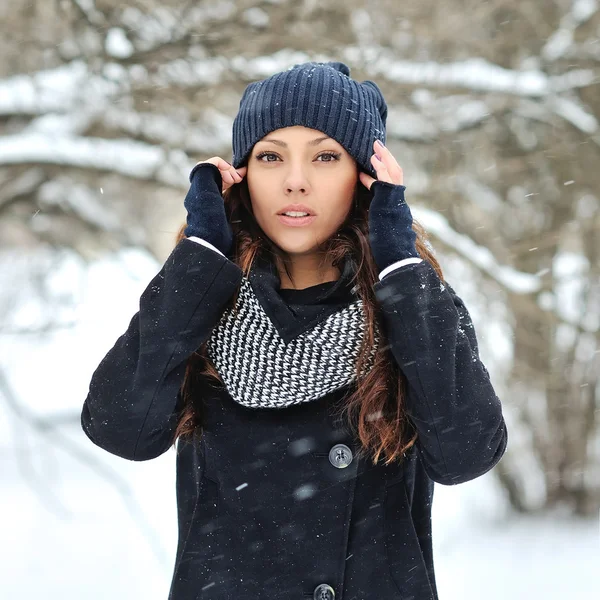 Jonge vrouw winter portret — Stockfoto