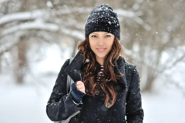 Kaunis nainen talvella — kuvapankkivalokuva