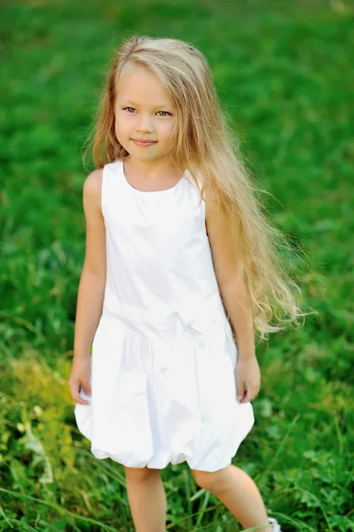 Ritratto di una bambina sorridente in un parco — Foto Stock