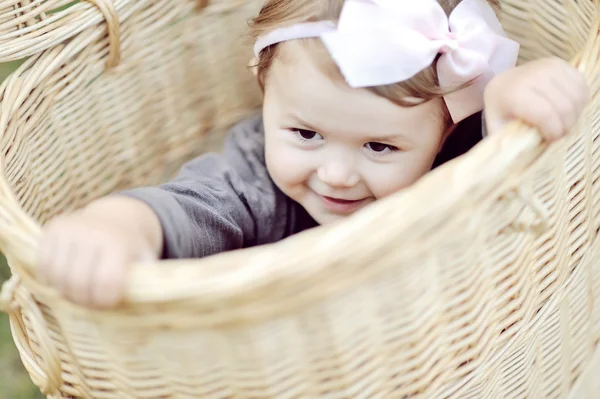 Portrait de petite fille souriante - gros plan — Photo