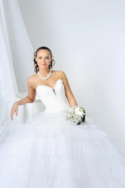 Красива дівчина у весільній сукні — стокове фото