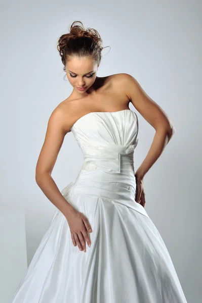 Tenký krásná žena nosí luxusní svatební šaty — Stock fotografie