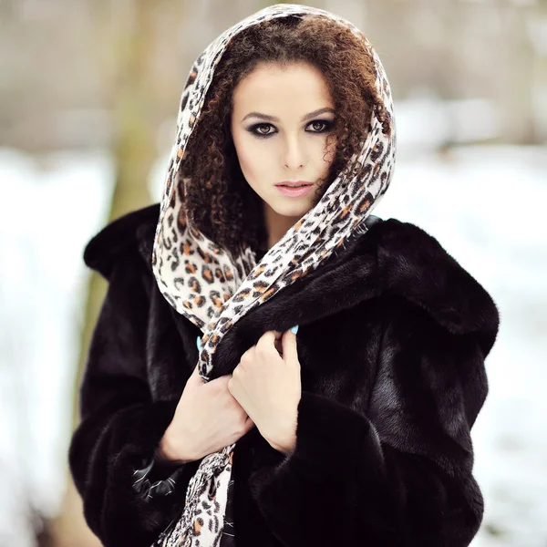 Young beautiful woman outdoor fashion portrait — Stock Photo, Image