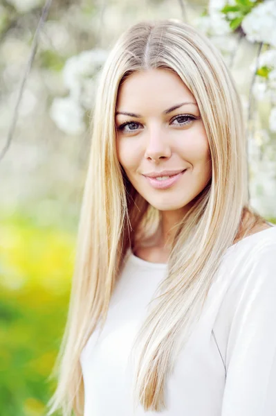 Vackra unga blonda kvinnan ansikte på nära håll — Stockfoto