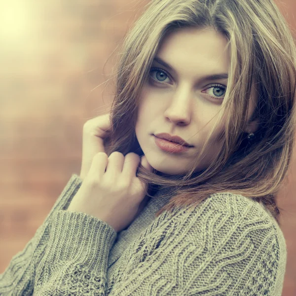 Güzel bir genç kadının portresi yakın çekim — Stok fotoğraf