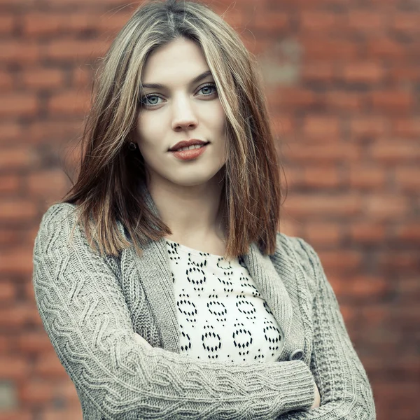 Portrait d'une belle femme avec les mains pliées — Photo