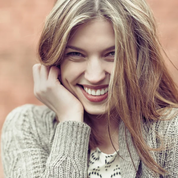 Krásná šťastná usmívající se žena zblízka — Stock fotografie