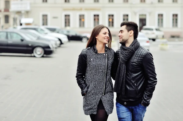Felice giovane coppia a piedi in una città vecchia — Foto Stock