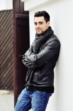 gülümseyen yakışıklı adam