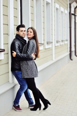 Mutlu gülümseyen çift aşık.