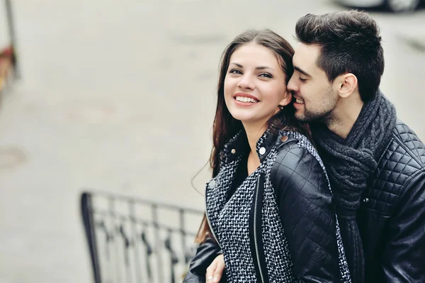 Flirtendes junges Paar — Stockfoto